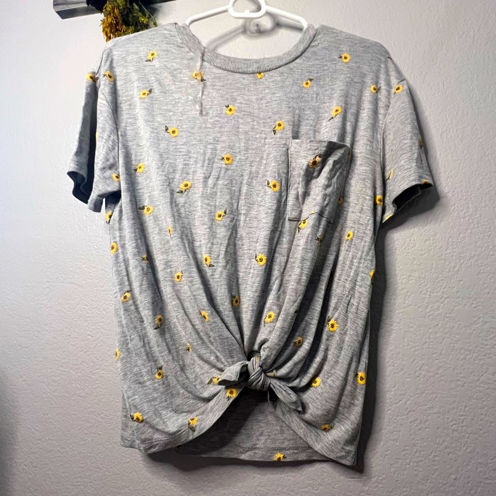 No Boundaries | daisy embroidered grey tee with knot tie front. Medium. NWoT